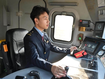 “钢铁驼队”的00后“牵驼人”