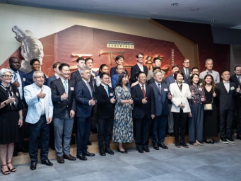 外国驻港领事与商会代表近距离感受秦汉遗风