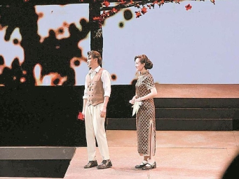 剧场内，父子情的碰撞交融、地下斗争的惊心动魄、木棉红下的青春抉择，化作一幕幕直