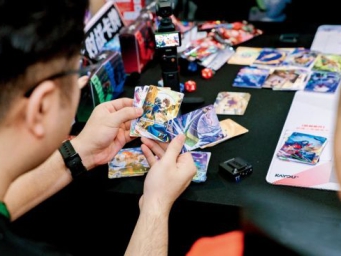 年轻人为何抢着为一张卡买单？