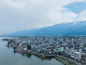 云南大理：洱海生态廊道游人如织