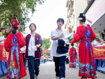 高考首日广州第六中学考点“文曲星”上阵 为考生送祝福