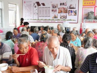 365天温暖守护！新合村乐龄之家幸福食堂喜迎周年